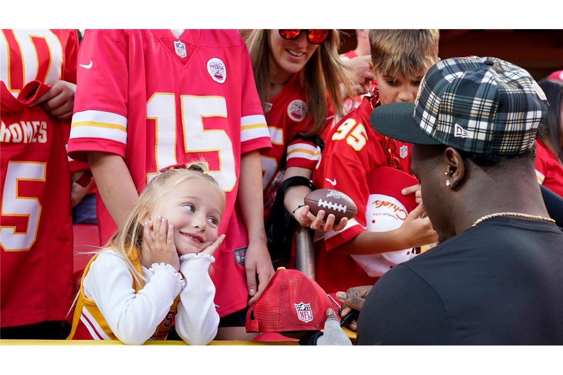 Schwer verliebt - so sieht dieser junge Fan der Kansas City Chiefs aus, als er ein Autogramm von Linebacker Willie Gay Jr. bekommt.