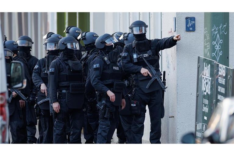 Schwerbewaffnete Einsatzkräfte der Polizei sichern eine Straße vor dem Landgericht in der Innenstadt.