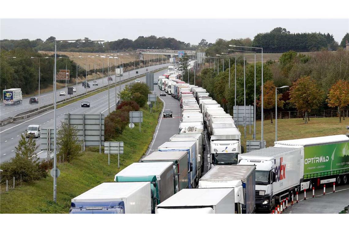 Schwerlastverkehr ist nicht nur eine Belastung für die Umwelt, sondern schädigt mit 95 dB auch massiv das Gehör.