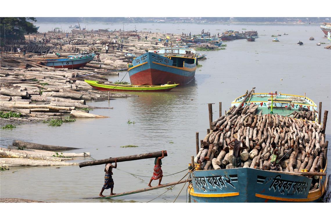 Schwimmender Holzmarkt in Bangladesch: Wo 35.000 Menschen Sägeholz produzieren