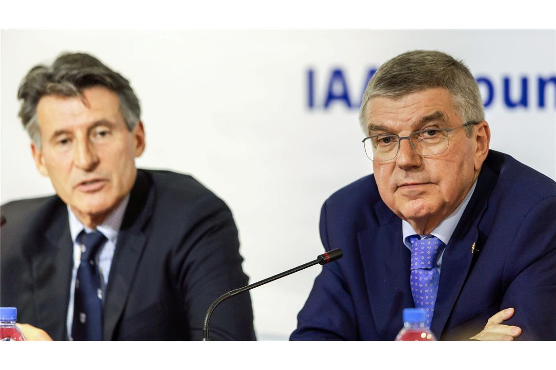 Sebastian Coe (l) gilt seit Jahren als Widerpart von IOC-Präsident Thomas Bach.