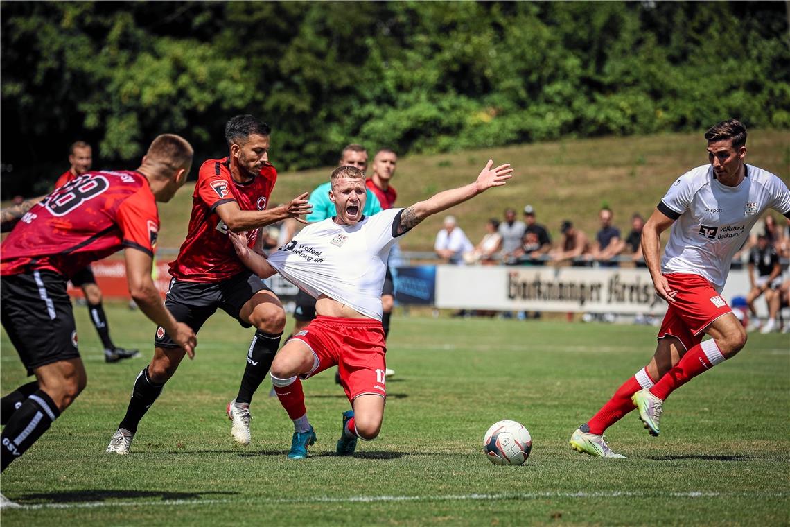 Sebastian Gleißner (rechts) und die TSG wurden von Göppingens Fußballern um Domenic Brück gleich mal ausgebremst. Foto: Alexander Becher