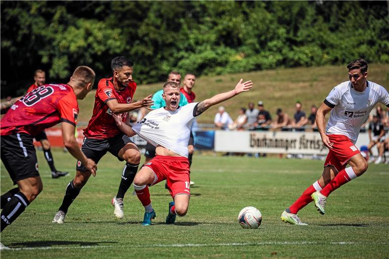 Sebastian Gleißner (rechts) und die TSG wurden von Göppingens Fußballern um Domenic Brück gleich mal ausgebremst. Foto: Alexander Becher