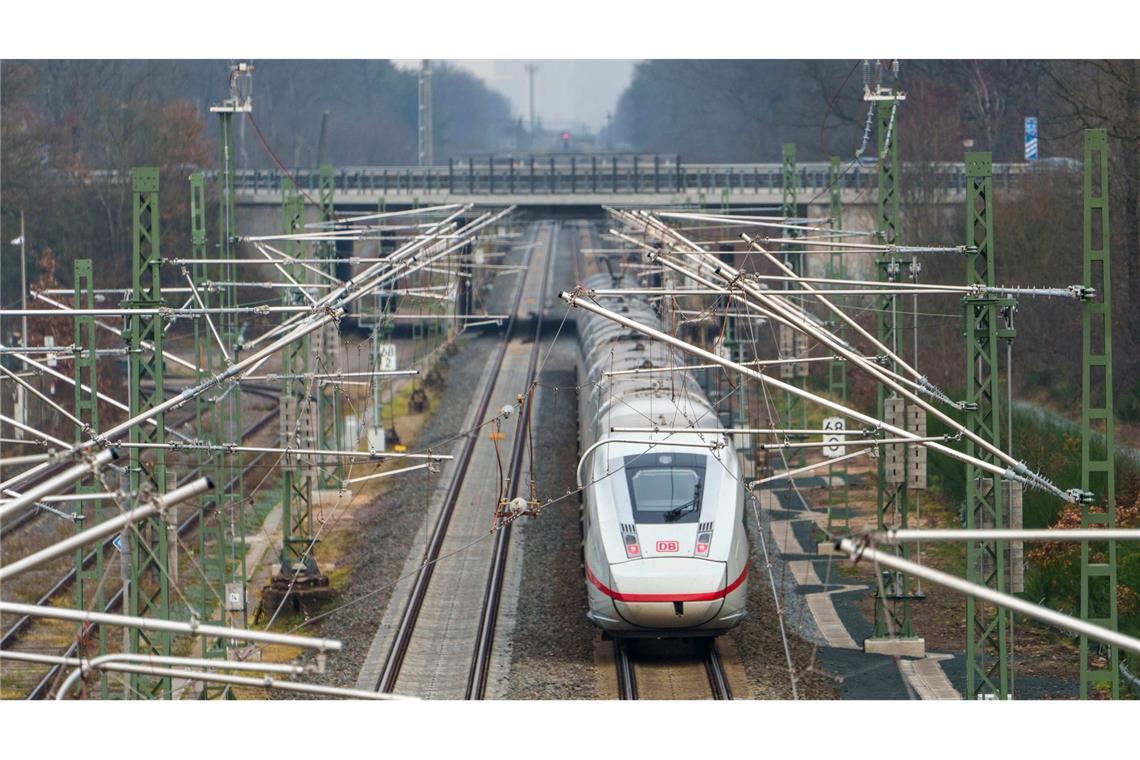 Seit dem Ende der Bauarbeiten auf der Riedbahn kämpft die Bahn noch mit einigen Problemen auf der Strecke. (Archivbild)