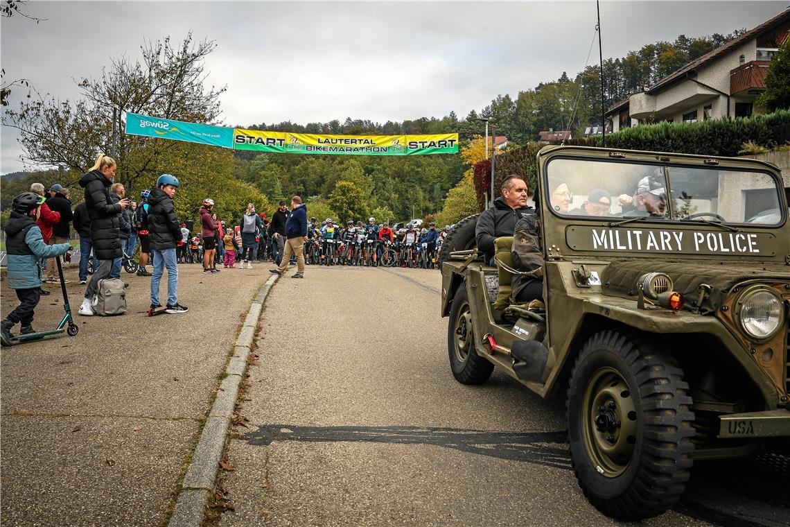 Seit dem ersten Bikemarathon fährt Walter Bauer mit seinem Militärjeep auf den ersten paar Hundert Metern voraus. Foto: Alexander Becher