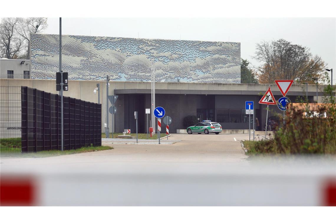 Seit Wochen gibt es Vorwürfe gegen Mitarbeiter im bayerischen Justizvollzug. Die Zahl der Beschuldigten stieg nun auf 17. (Symbolbild)