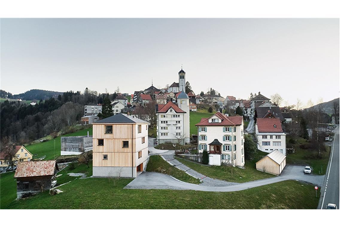 Selbstbewusst und modern im alten Dorf Trogen im Kanton Appenzell in der Schweiz: Haus am Schopfacher, entworfen von Bernardo Bader Architekten. Der Architekt . . .