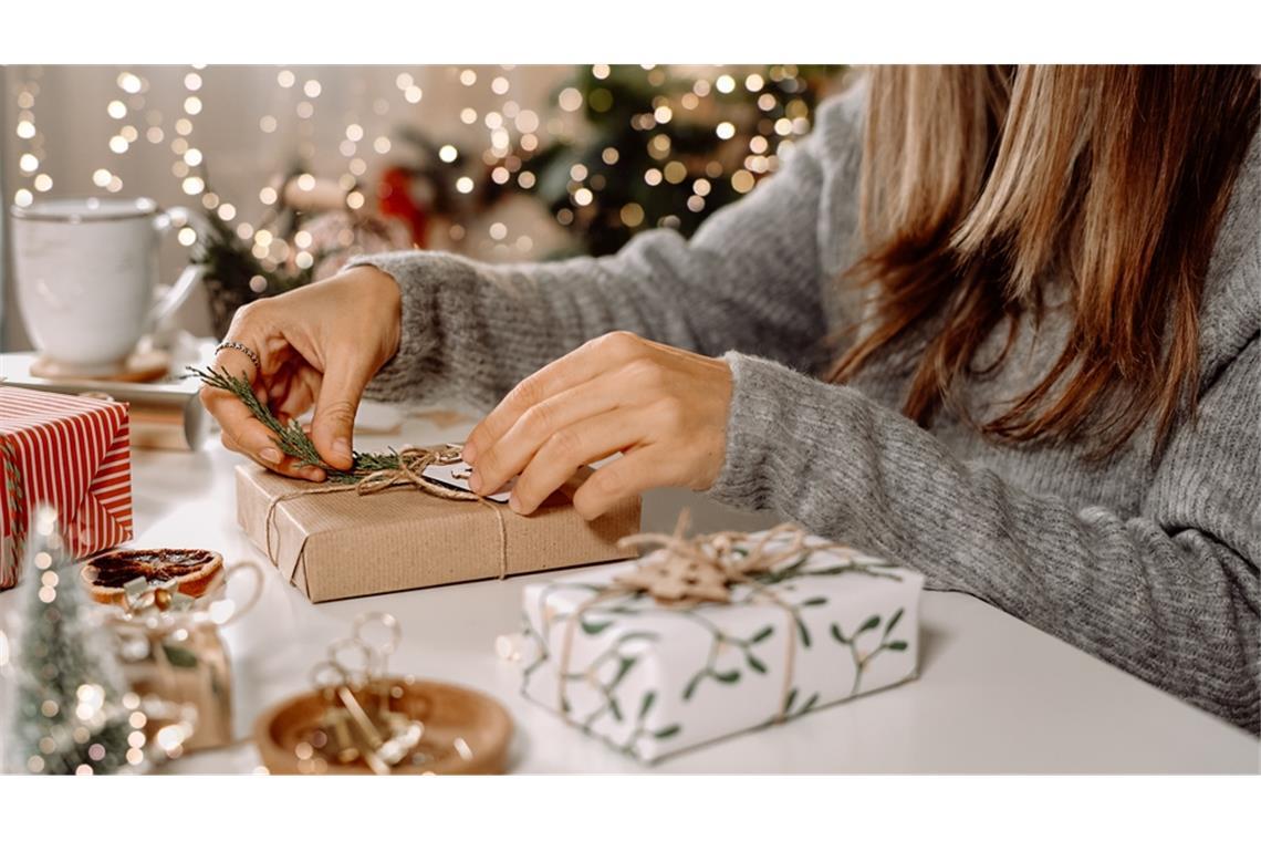 Selbstgemachte Weihnachtsgeschenke verleihen dem Fest eine besonders persönliche Note.