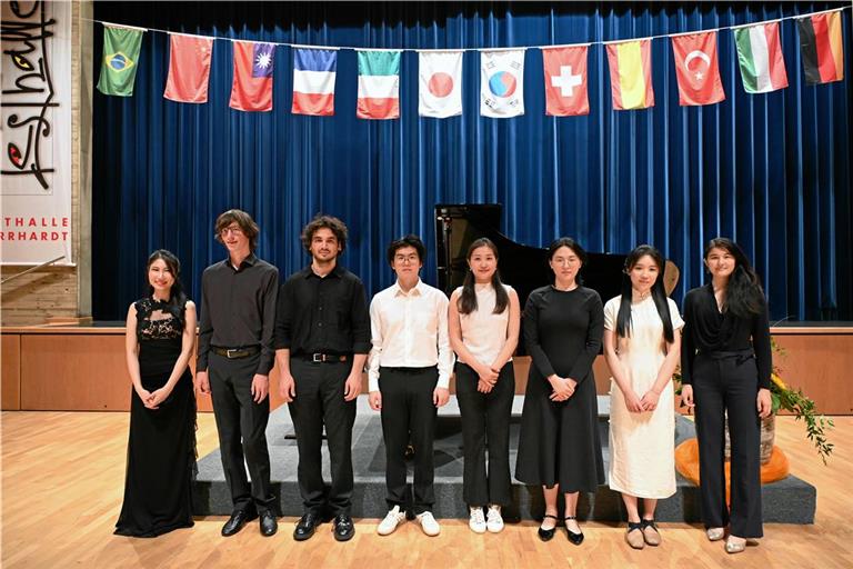 Seonghyeon Leem, Toby Olias Brechler, Giacomo M. Gabriele, Haotian Sun, Yiyang Sun, Kexin Zhou, Muzi Li und Maria Litsoukov (von links) haben das dritte Konzert bestritten. Heute, 19 Uhr, wird die Klavierakademie mit einem Galakonzert beschlossen. Foto: Elisabeth Klaper.