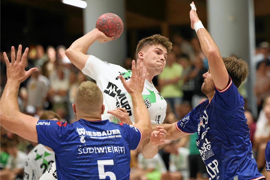 Setzt sich selbst gegen Bietigheims Bundesliga-Handballer bereits gut in Szene: HCOB-Zugang Nick Fröhlich (Mitte). Foto: Alexander Hornauer