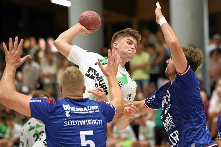 Setzt sich selbst gegen Bietigheims Bundesliga-Handballer bereits gut in Szene: HCOB-Zugang Nick Fröhlich (Mitte). Foto: Alexander Hornauer