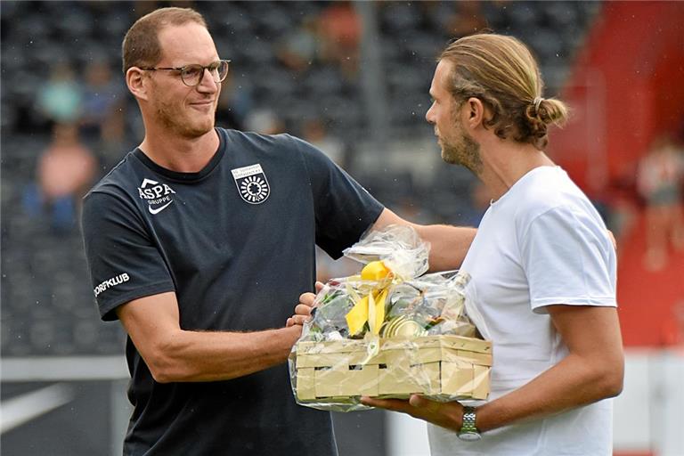 SG-Sportvorstand Michael Ferber bedankt sich vor dem Duell mit Villingen bei Benedikt Röcker (links) für dessen Arbeit. Foto: Tobias Sellmaier