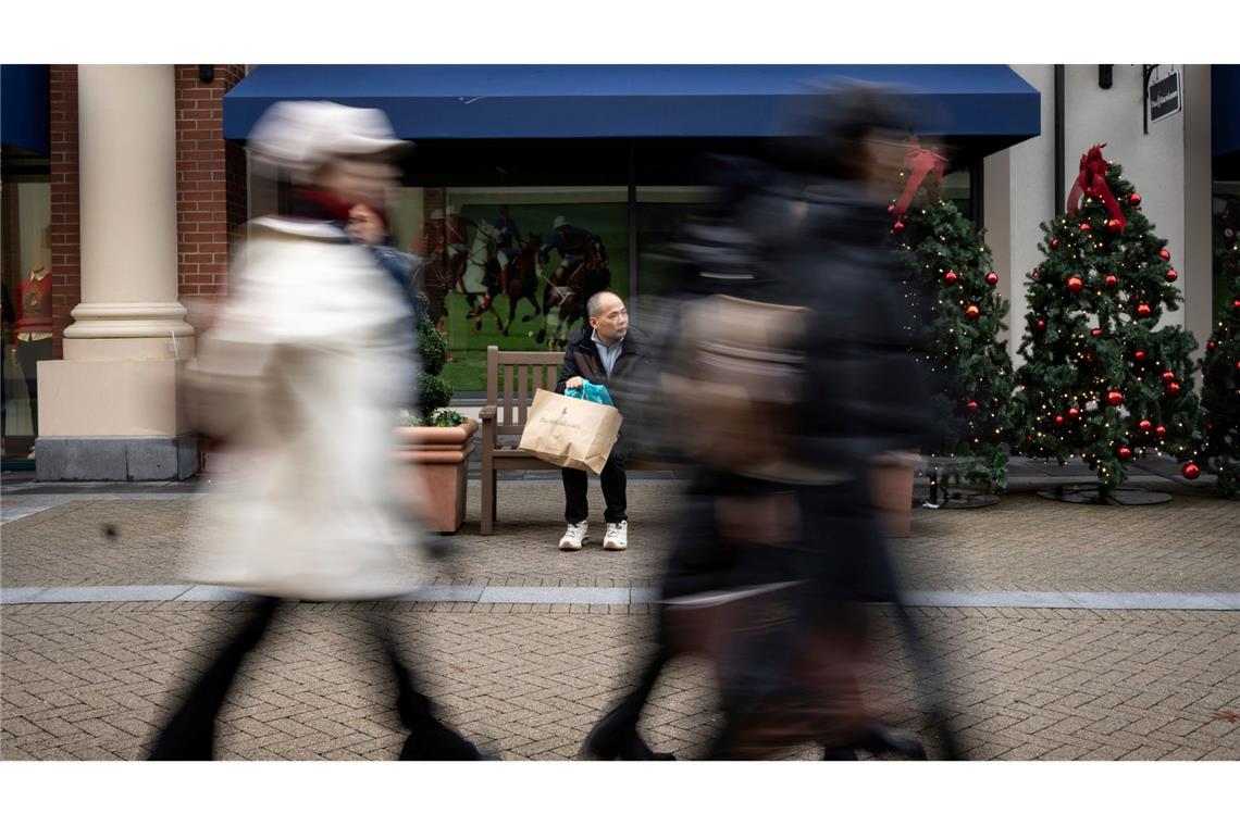 Shopper sind unterwegs am McArthurGlen Designer Outlet am Boxing Day in Richmond, British Columbia, Kanada.