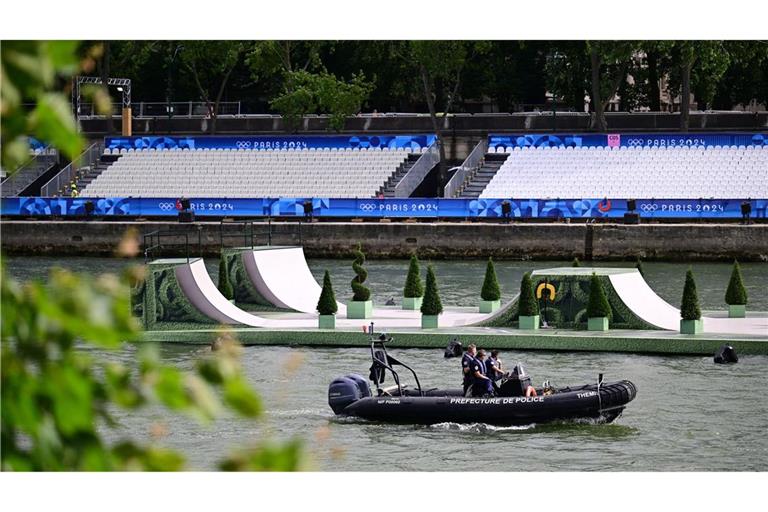 Sicherheitskräfte patrouillieren vor der Eröffnungsfeier auf der Seine.