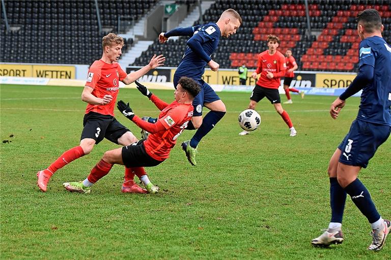 Sie bemühten sich: Ken Gipson (links), Fabian Messina und Aspachs Fußballer. Eine hohe Hürde war die SG Sonnenhof für den FC Astoria Walldorf aber nicht wirklich. 4:0 gewannen die Gäste das Kellerduell. Foto: T. Sellmaier