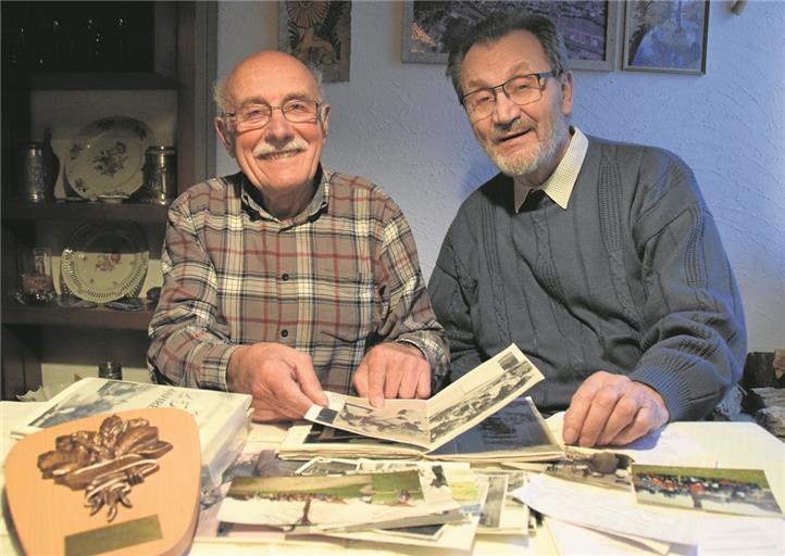 Sie erinnern sich an viele Begebenheiten: Die Ehrenmitglieder Manfred Weiß (links) und Heinrich Brucker. Foto: E. Klaper