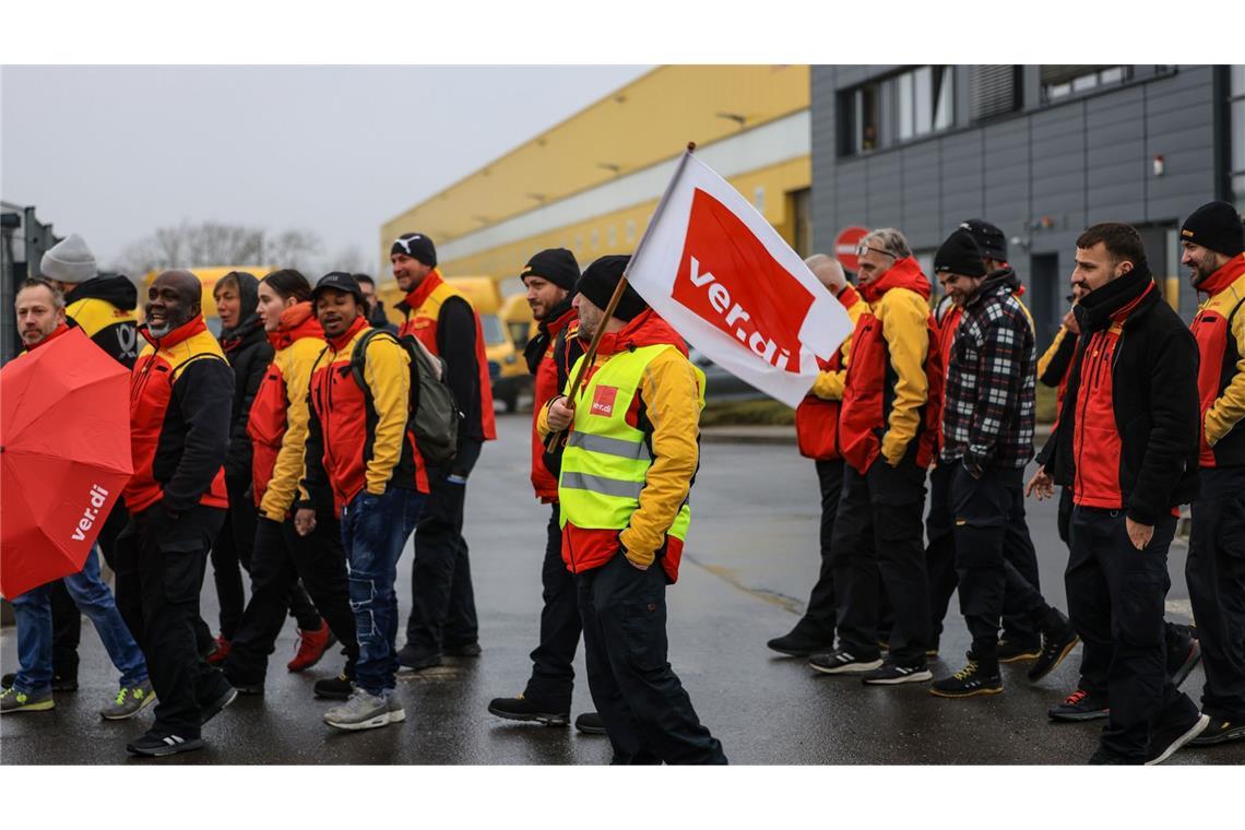 Sie wollen mehr Geld und bessere Arbeitsbedingungen: Postler im Warnstreik.