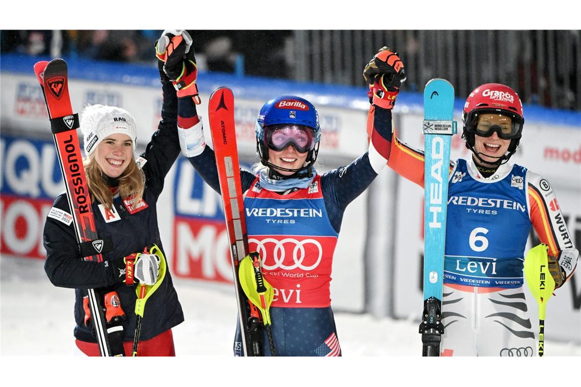 Siegerin Mikaela Shiffrin (Mitte), Katharina Liensberger (links) und Lena Dürr auf Platz drei (rechts) jubeln in Levi.