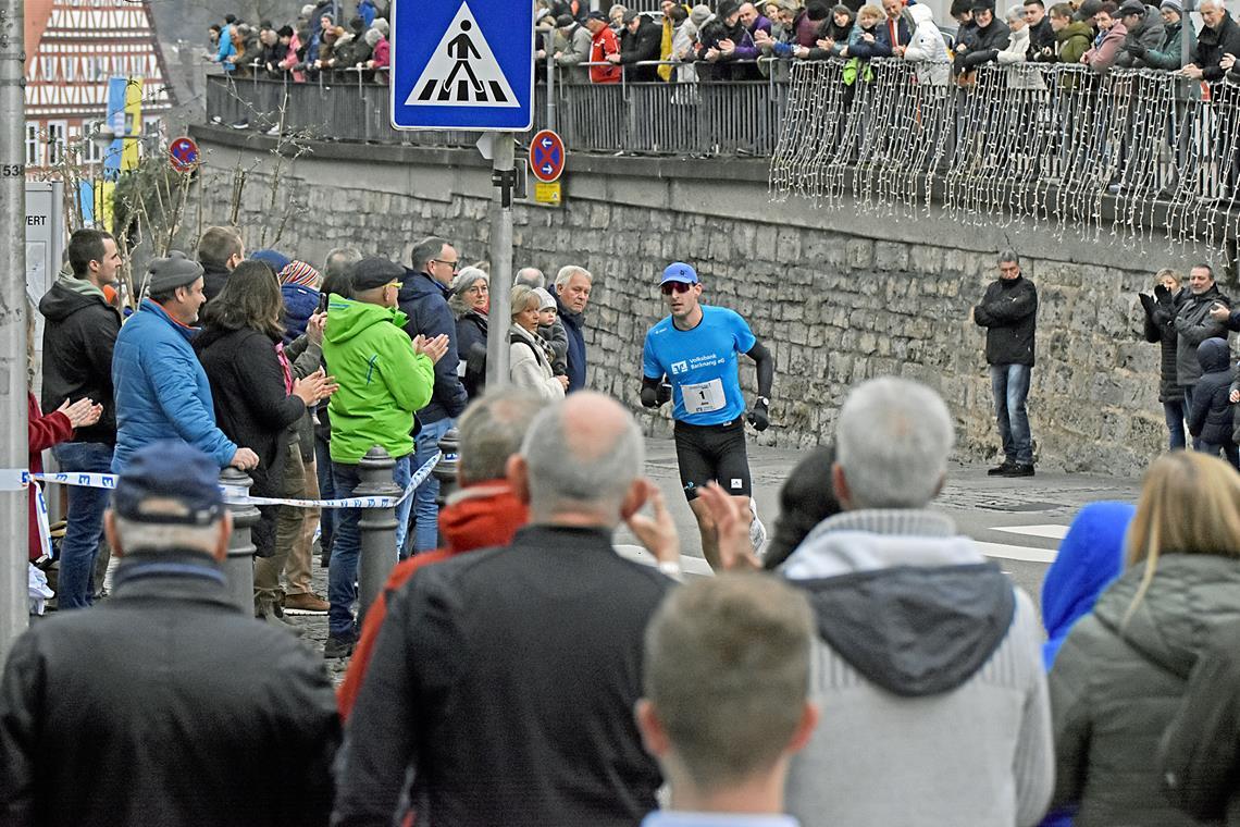 Silvesterlaufsieger Jens Mergenthaler zieht von allen Seiten die Blicke der vielen Zuschauer auf sich. Foto: Tobias Sellmaier