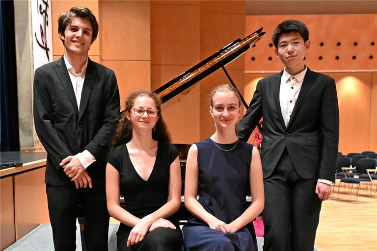 Simon Haje, Tabea Streicher, Vivien Bachmann und Ren Zhang (von links) haben den Reigen der Klavierakademiekonzerte eröffnet. Foto: Elisabeth Klaper