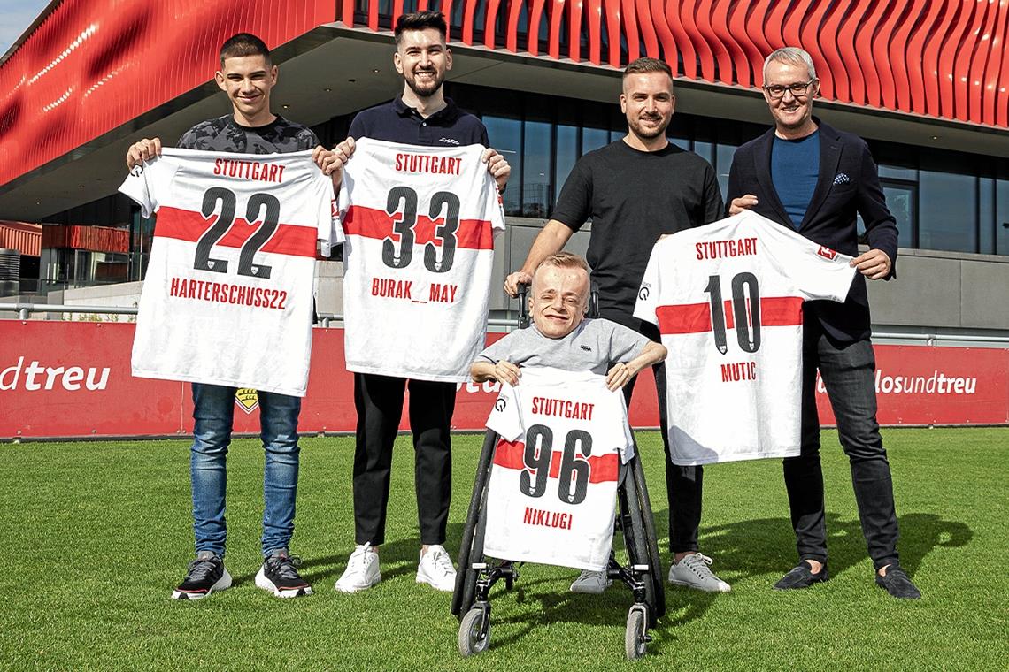 Simon Zügel blickt zusammen mit Burak May, Niklas Luginsland, Deni Mutic und VfB-Vorstandsvorsitzendem Alexander Wehrle (von links) zuversichtlich der neuen E-Sport-Saison in der Virtuellen Bundesliga entgegen. Foto: VfB Stuttgart