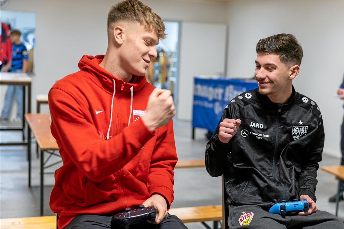 Simon Zügel (rechts) hat Anfang dieses Jahres beim vierten BKZ-Fifa-Cup im Einlagespiel gegen Sieger Nico Engel von der SG Sonnenhof Großaspach noch die Vereinskleidung des VfB Stuttgart getragen. Foto: Alexander Becher