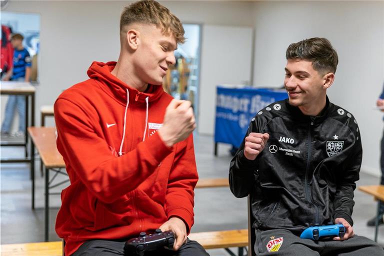 Simon Zügel (rechts) hat Anfang dieses Jahres beim vierten BKZ-Fifa-Cup im Einlagespiel gegen Sieger Nico Engel von der SG Sonnenhof Großaspach noch die Vereinskleidung des VfB Stuttgart getragen. Foto: Alexander Becher