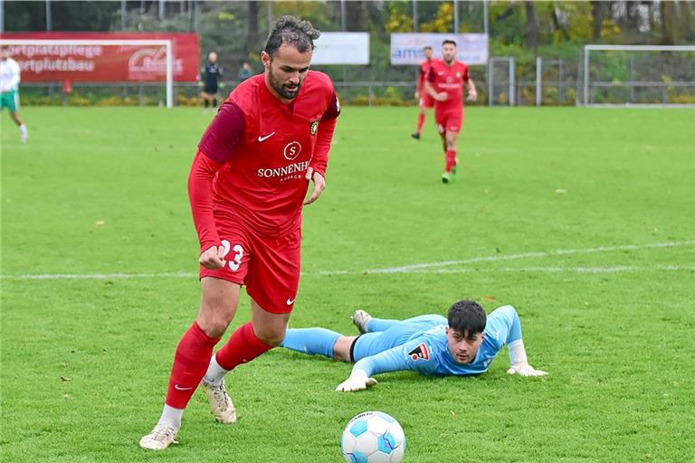 Sinnbildlich für die bisherige Saison: Der Gegner am Boden, Fabian Eisele (in Rot) erzielt das Tor. Foto: Tobias Sellmaier