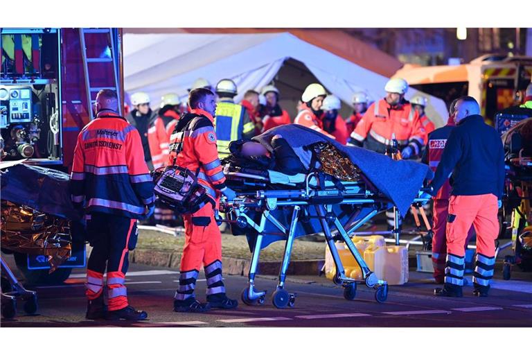 Sirenen überall, Blaulicht, Feuerwehr: Es wimmelte auf dem Weihnachtsmarkt von Rettungswagen und Sanitätern.