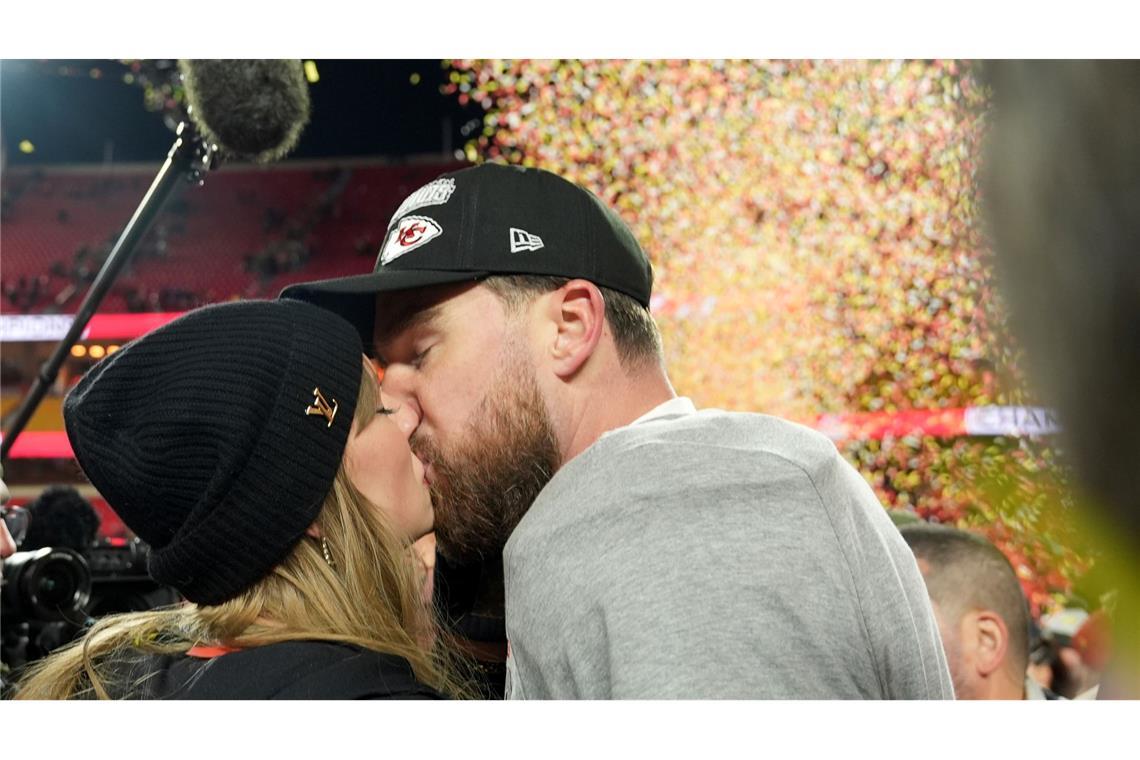 So gratuliert Taylor Swift ihrem Footballer Travis Kelce zum Gewinn der Meisterschaft.