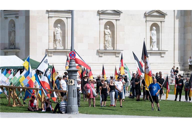 Sogenannte Reichsbürger demonstrieren auf dem Königsplatz in München. Titel der Veranstaltung ist: "Das große Treffen der Bundesstaaten, Heimath und Weltfrieden". (Archivfoto)