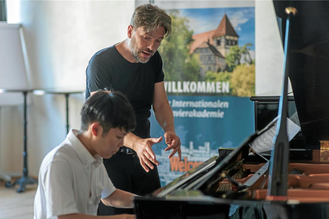 Sohta Miura nimmt bei der IKAM Unterricht bei Markus Groh, einem der führenden deutschen Pianisten. Fotos: Stefan Bossow