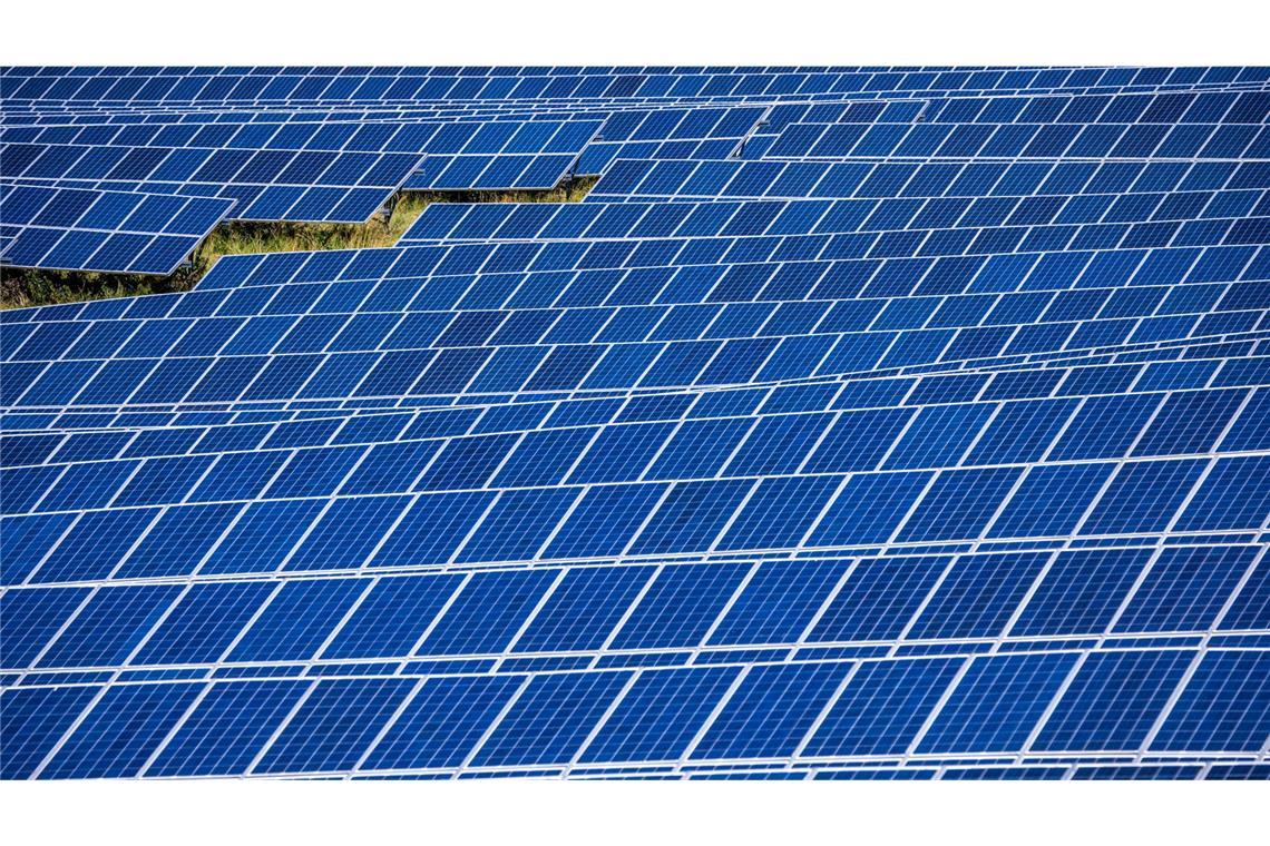 Solarmodule stehen in einem Solarpark. Eine deutliche Mehrheit der Deutschen setzt auf die Energiegewinnung aus Sonne und Wind (Symbolfoto).