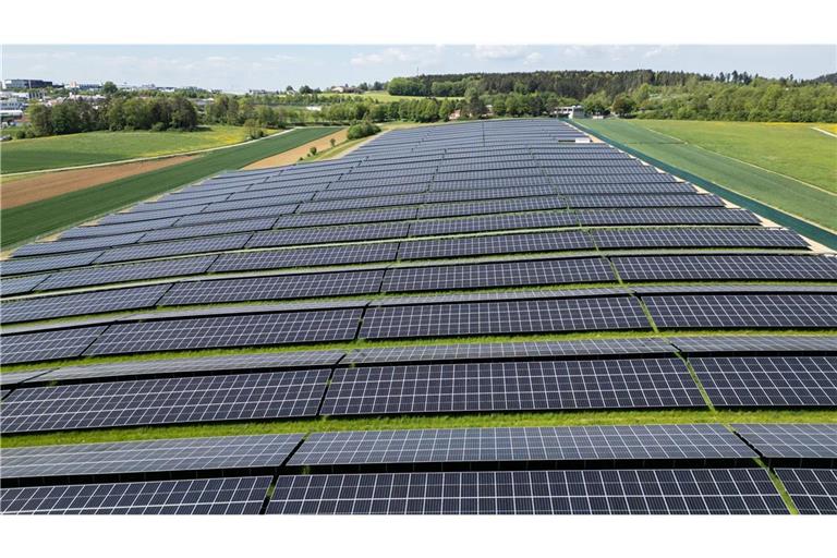 Solarparks wie diesen bei Rottweil sieht man in Baden-Württemberg immer häufiger.