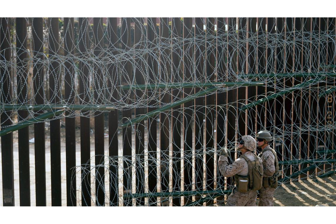 Soldaten des U.S. Marine Corps installieren Stacheldraht entlang des Grenzzauns in San Diego.