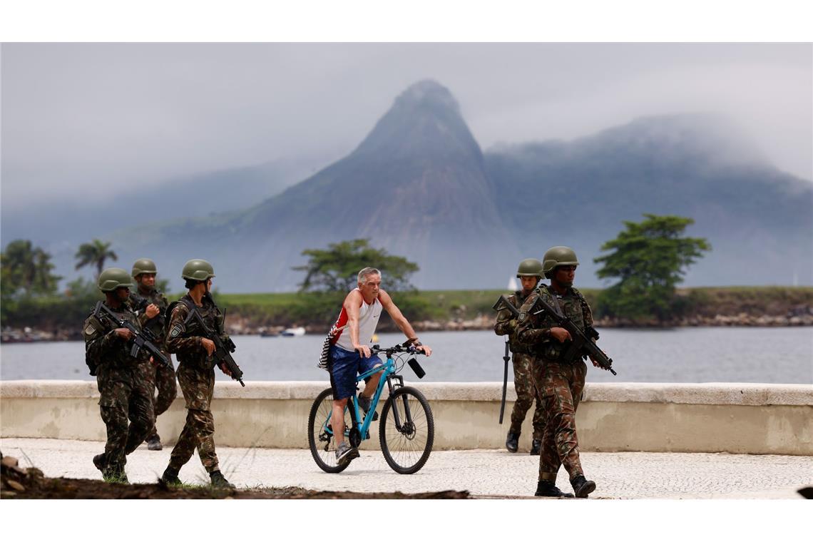 Soldaten patrouillieren auf einer Promenade wenige Tage vor dem G20-Gipfel in Rio de Janeiro.