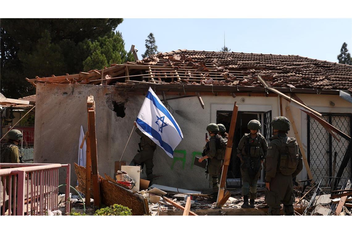 Soldaten untersuchen die Stelle eines Einschlags einer Rakete aus dem Libanon.