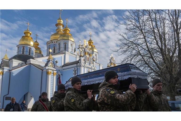 Soldatenbegräbnisse sind für die Ukraine bitterer Alltag geworden. (Archivbild)