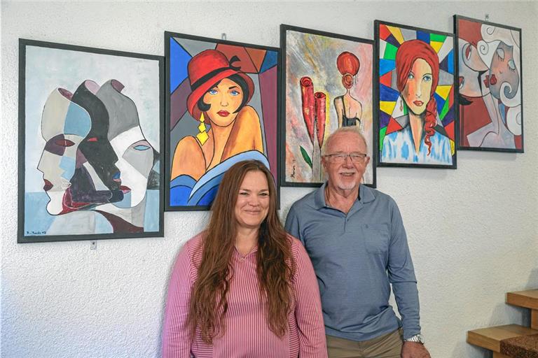 Sonja Fischer und Jürgen Illing in der Volkshochschule Murrhardt, wo der Kunst- und Maltreff beheimatet ist. Die Gruppe ist dort auch mit Bildern unabhängig von den Ausstellungen präsent – im Hintergrund zu sehen sind (von links) Arbeiten von Regina Beuter, Jürgen Illing, Marion Titze, Erika Dangel und Helmut Gneist. Foto: Stefan Bossow