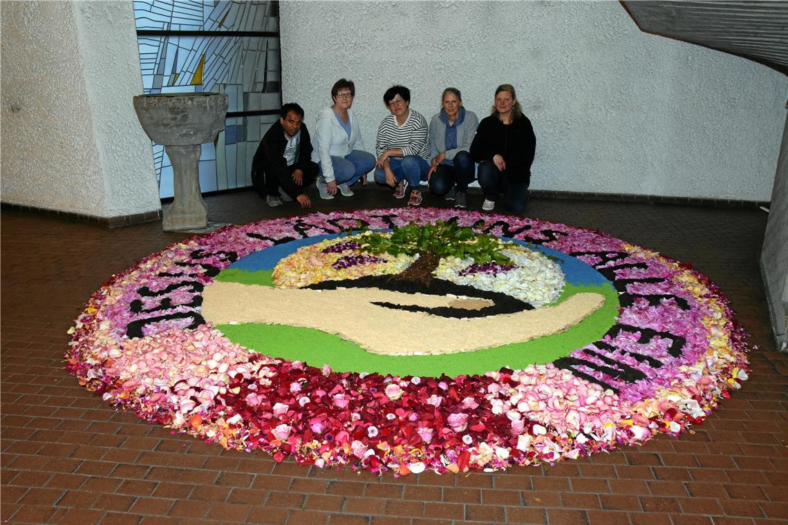 Sonja Wurst-Pleßing (von rechts), Andrea Schönenberg, Christina Zügel und Silvia Dyckmans haben mit Unterstützung von Pfarrer Jose Antony O.Praem einen prachtvollen Blumenteppich zur Feier in der Kirche gestaltet.