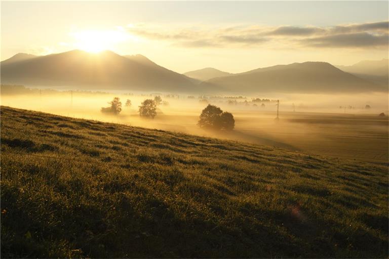 Sonnenaufgang hinter den Bergen.