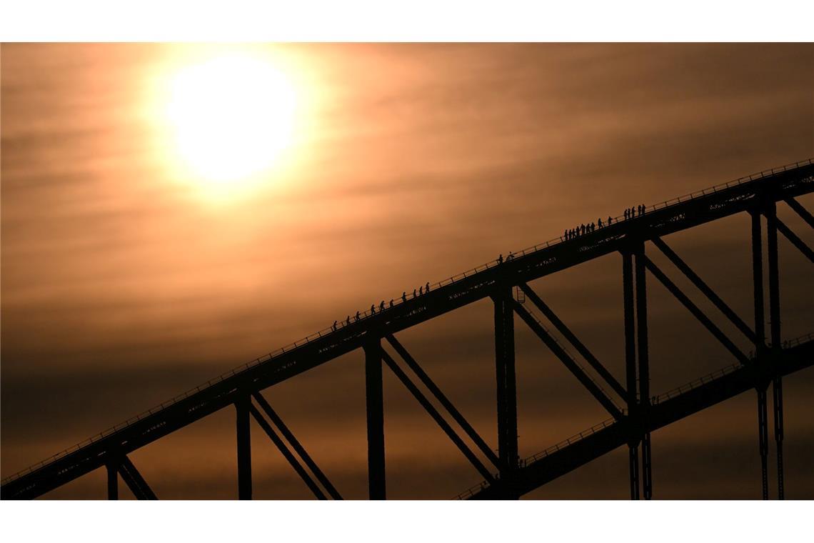 Sonnenuntergang in Sydney: Touristen stehen bei auf der Harbour Bridge .