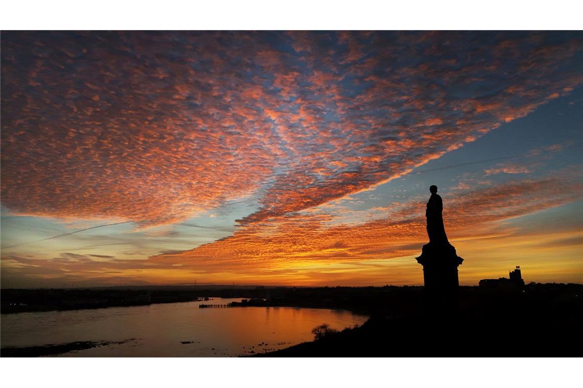 Sonnenuntergang über der Collingwood-Statue an der Mündung des Flusses Tyne in Nordostengland.