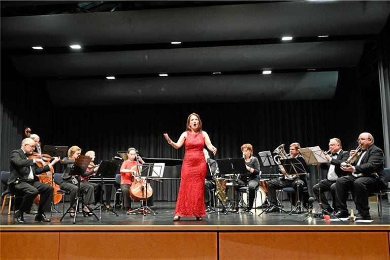 Sopranistin Elke Kaiser interpretiert, begleitet vom Orchester, mit viel Gefühl Arien und Schlager. Foto: Elisabeth Klaper 