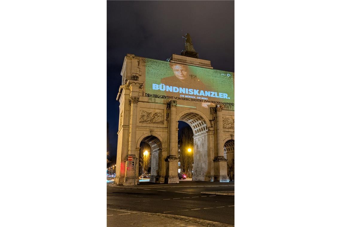 Spätestens kurz nach dem Jahreswechsel wechselten ohnehin alle Parteien in den Wahlkampfmodus. Den ersten Lapsus leisteten sich womöglich die Grünen, als sie ihren Spitzenkandidaten Robert Habeck am 3. Januar auf das Münchner Siegestor projizierten; ohne Genehmigung, was ein Bußgeldverfahren zur Folge hatte. Habeck selbst sagte, er persönlich habe von dem Guerilla-Marketing, wofür eine Agentur beauftragt worden war, nichts gewusst.