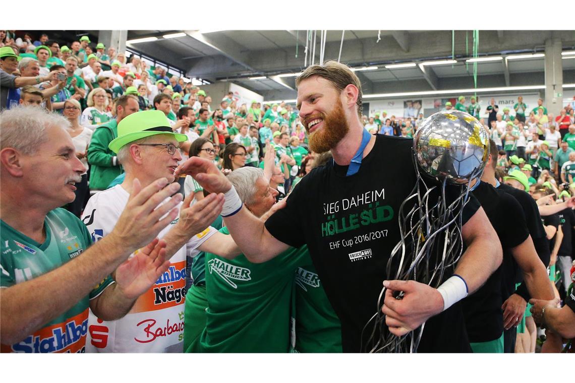 Späth bejubelt mit den Frisch-Auf-Fans den Gewinn des EHF-Pokals 2017 in der EWS-Arena.