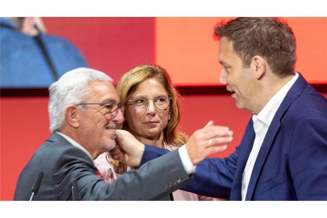 SPD-Chef Lars Klingbeil (r.) mit dem scheidenden rheinland-pfälzischen Parteichef Roger Lewentz (l.) und seiner Nachfolgerin Sabine Bätzing-Lichtenthäler beim Parteitag.