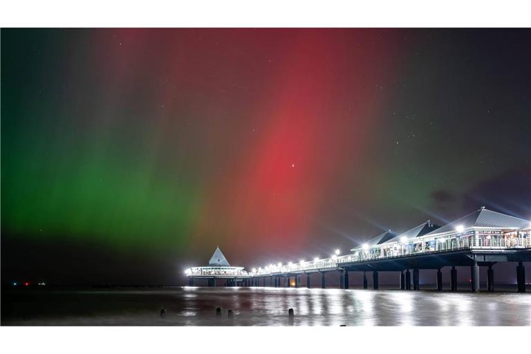 Spektakuläre Polarlichter Aurora borealis Nordlichter über der Ostsee am Strand des Seebads Heringsdorf auf der Insel Usedom in Mecklenburg Vorpommern.