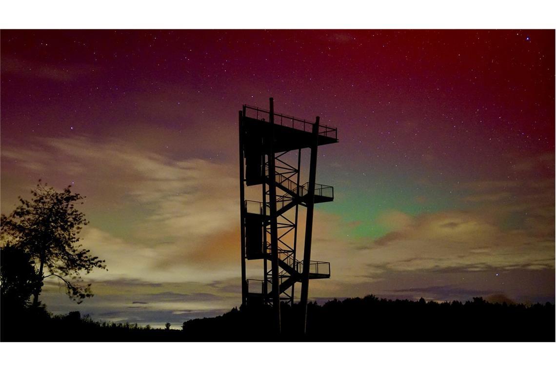 Spektakuläres Licht: der Kelten-Aussichtsturm bei Hülben (Kreis Reutlingen) in der Nacht auf Freitag