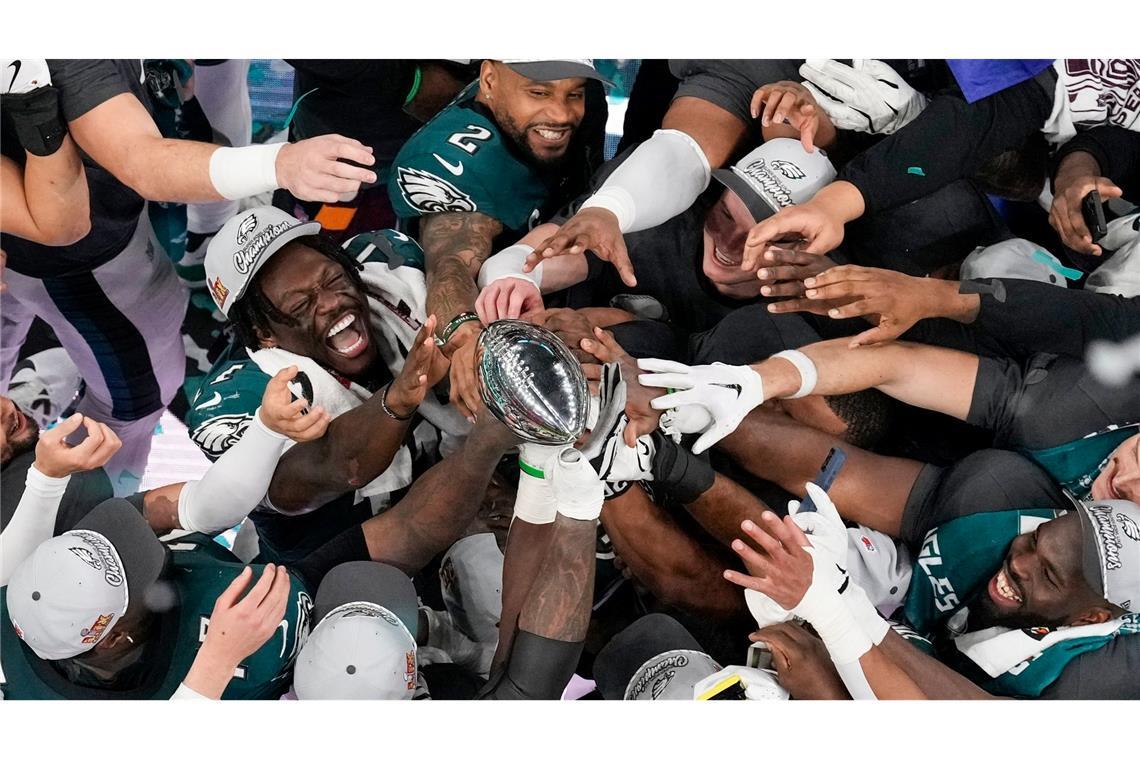 Spieler der Philadelphia Eagles feiern mit der Vince Lombardi Trophy nach dem Sieg im Super Bowl.